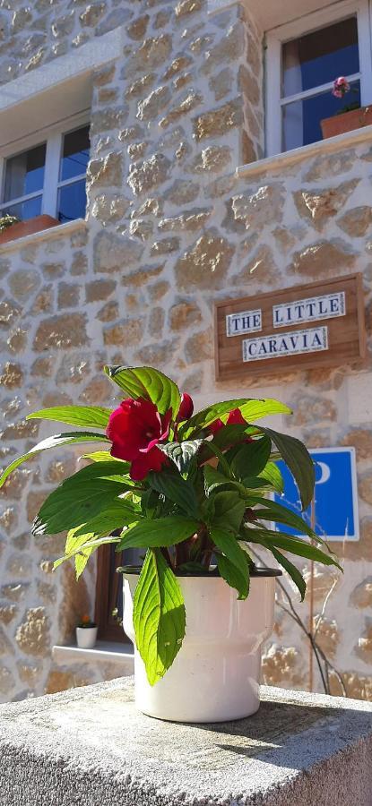 The Little Caravia Hotel Екстериор снимка